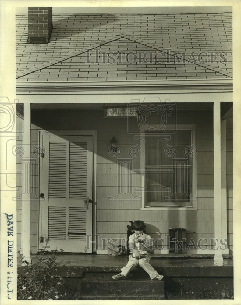 Press Photo Marla Metz on Front Porch of Metz Home- Historic Images