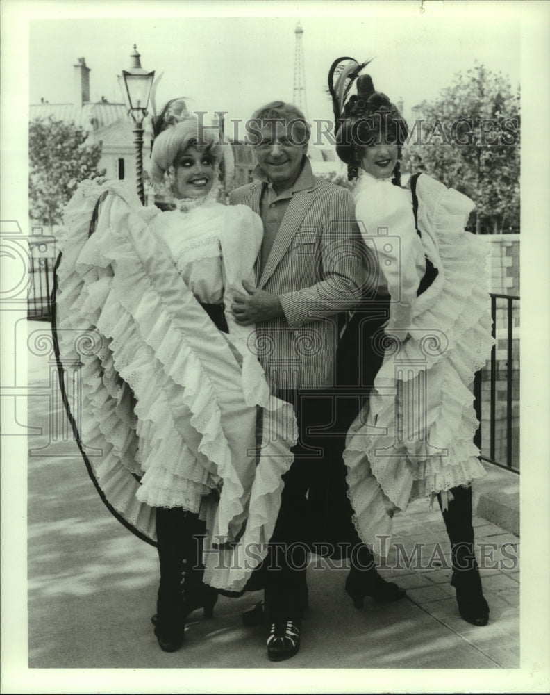 Press Photo Danny Kaye, Actor and Singer, with Dancers- Historic Images