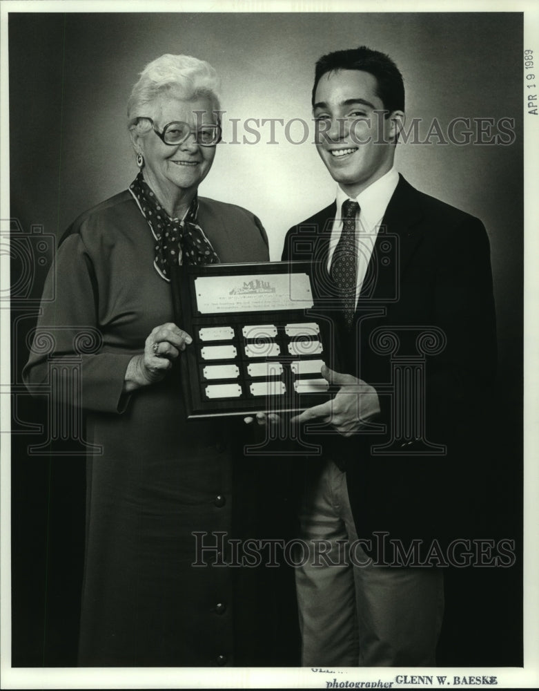 1989 Press Photo Elfriede Richter-Haaser, Civic Leader, Receives Plaque- Historic Images