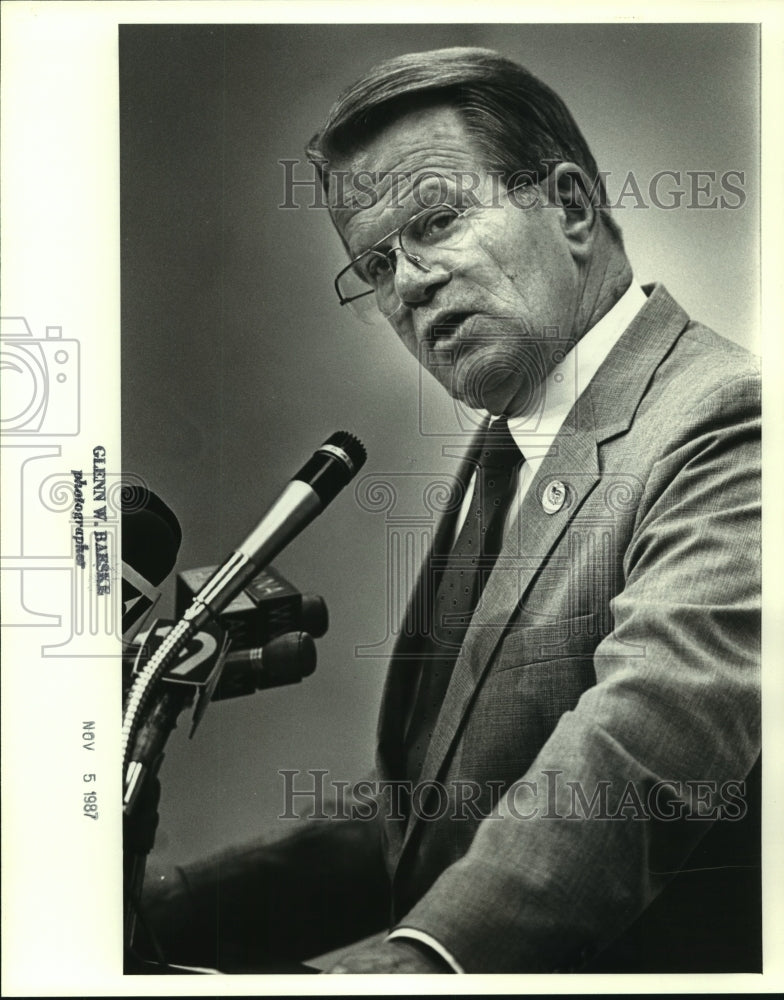 1987 Press Photo Dr. Robert Guillot, University of North Alabama President- Historic Images