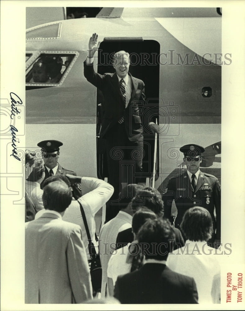 1980 Press Photo Jimmy Carter, U.S. President, Gets off Airplane- Historic Images