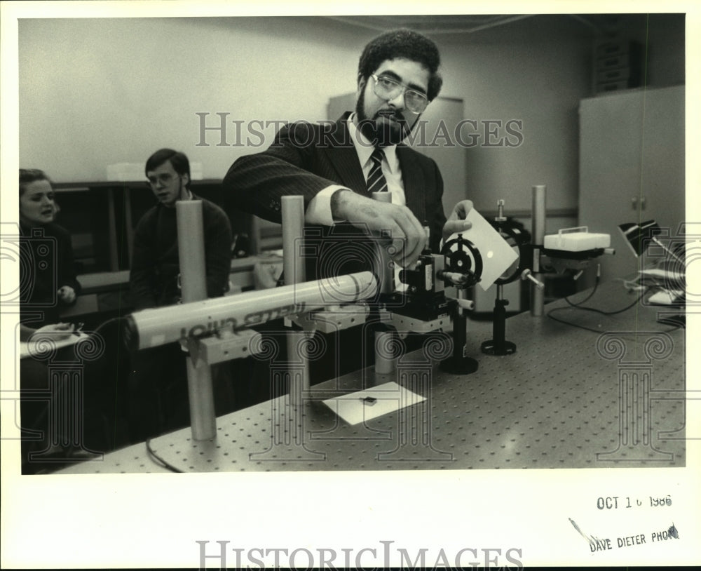 1986 Press Photo Educator Of University Of Alabama Huntsville Mustafa Obushaqur- Historic Images