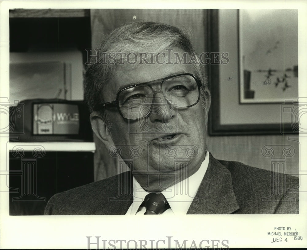 1990 Press Photo Paul E. Tobin, Executive Vice President, Wyle Laboritories- Historic Images