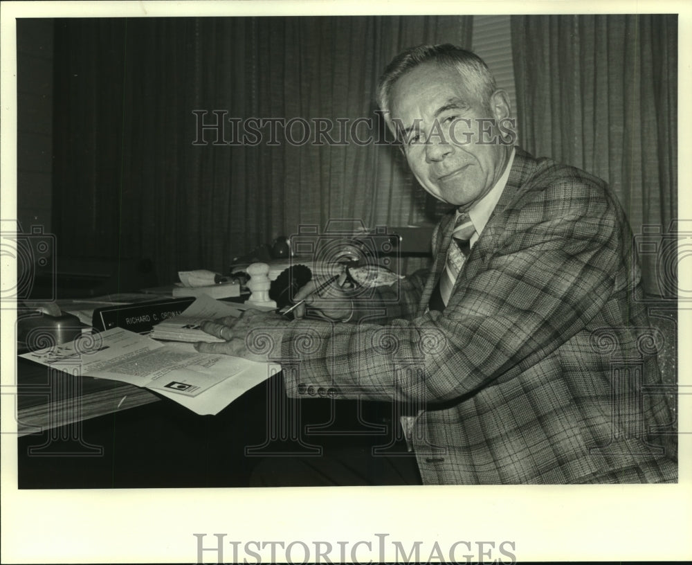 1982 Press Photo Dick Ordway Works At Desk- Historic Images