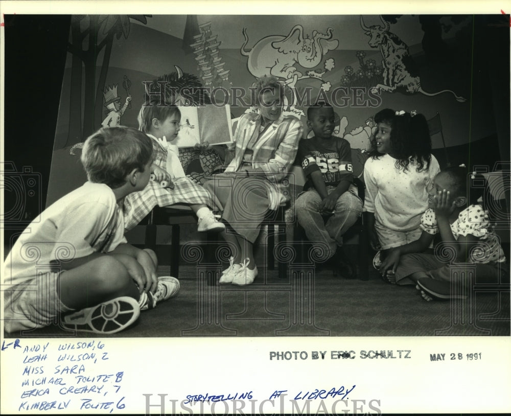 1991 Press Photo Sara McDaris, Storyteller, with Andy Wilson and Other Children- Historic Images