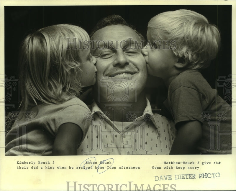 Load image into Gallery viewer, Press Photo Kimberly and Matthew Houck Give Dad Bruce A Kiss At Home On Arrival
