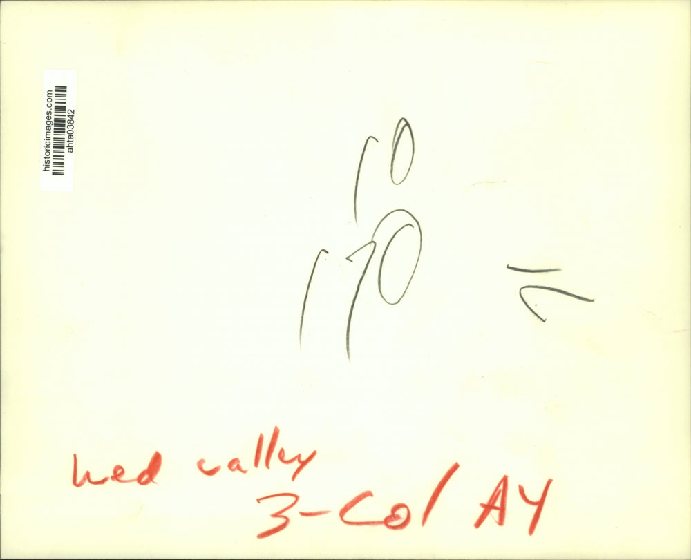 Press Photo Kimberly and Matthew Houck Give Dad Bruce A Kiss At Home On Arrival