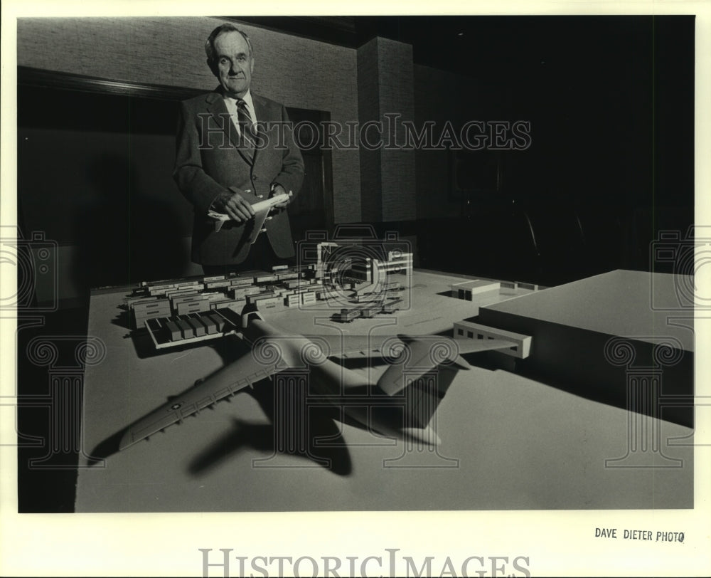 Press Photo Ed Mitchell, Executive Director of Huntsville Airport, with Model- Historic Images