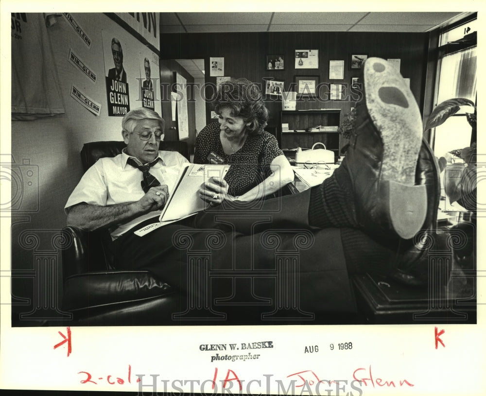 1988 Press Photo Huntsville City Councilman John M. Glenn Relaxes While Working- Historic Images