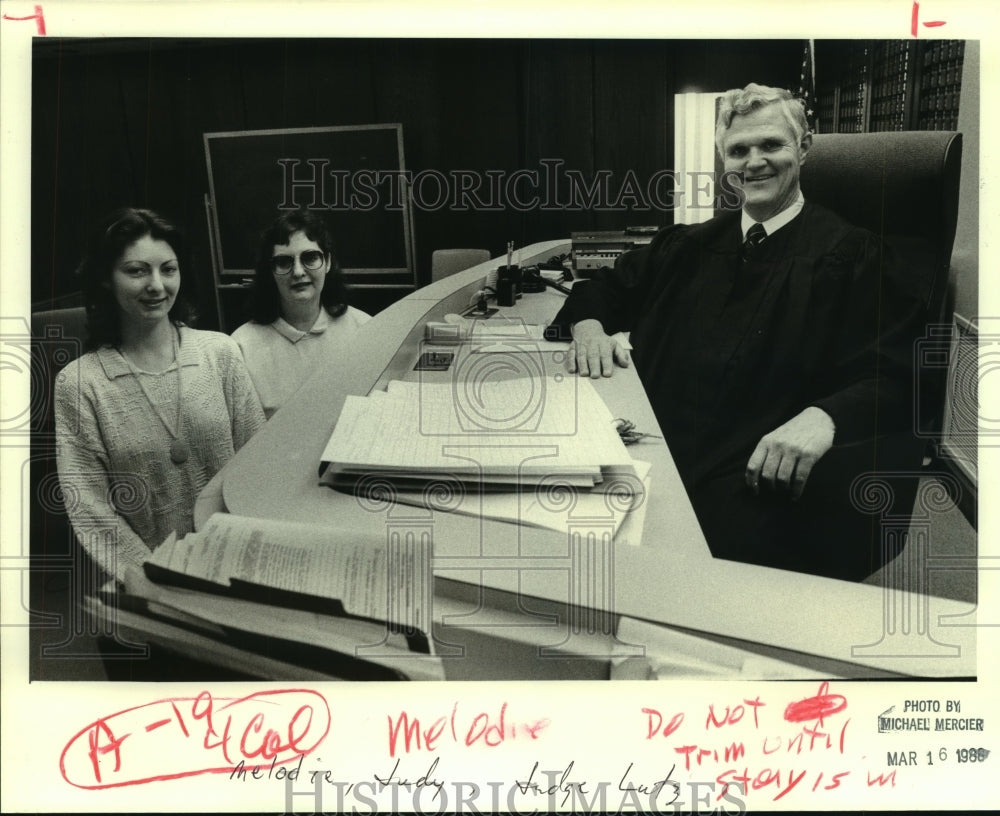 1988 Press Photo Judge Hartwell Lutz At Bench With Two Women- Historic Images