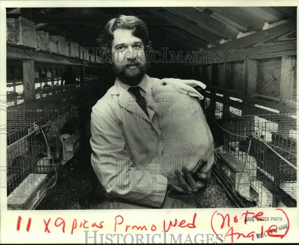 1990 Press Photo Alabama A&amp;M Associate Professor Steven Lukefar Holds Rabbit- Historic Images