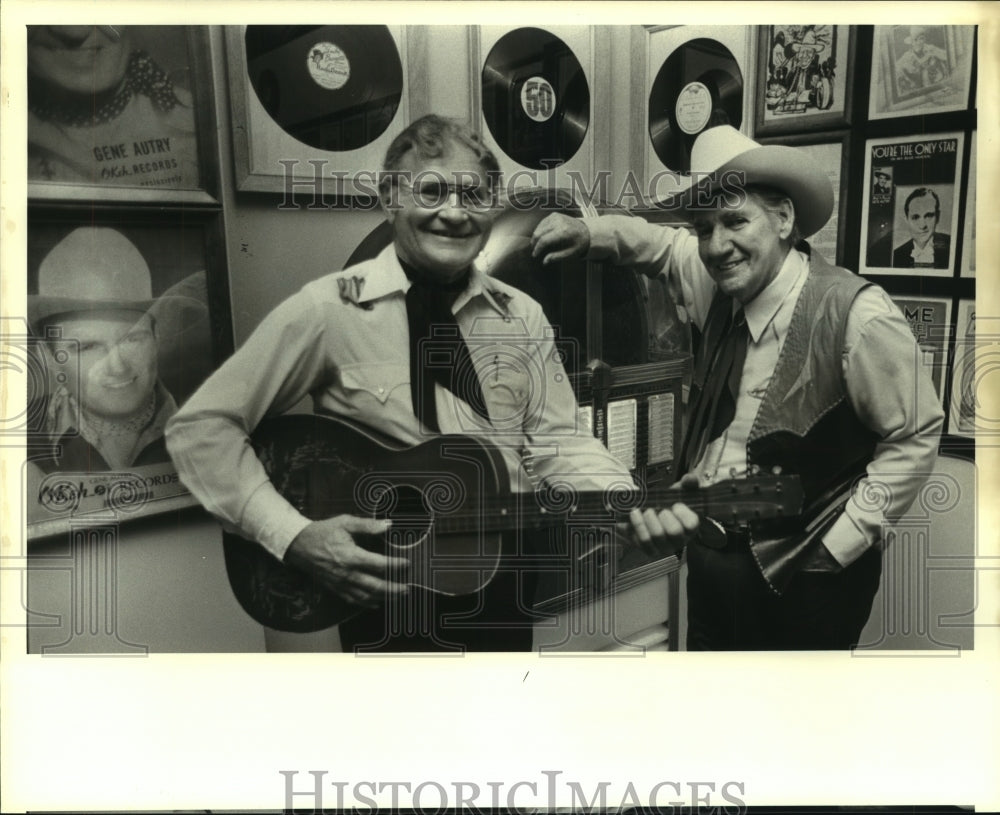 1986 Press Photo Pat Buttram, Actor, and Jesse Rush in Cowboy Museum, Alabama- Historic Images