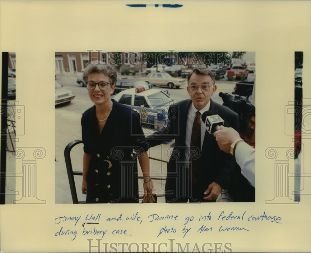 1992 Press Photo Jimmy Wall, Dentist, and Wife Joanne at Court for Bribery Case- Historic Images