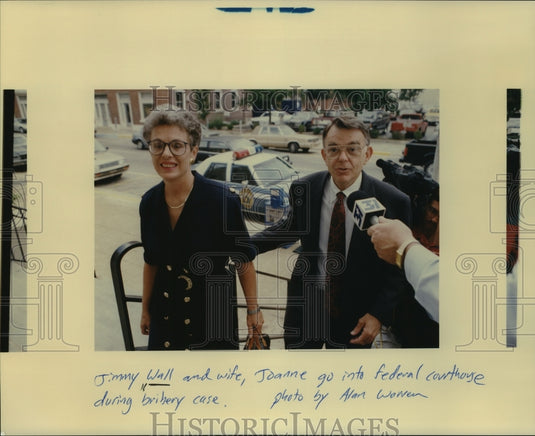 1992 Press Photo Jimmy Wall, Dentist, and Wife Joanne at Court for Bribery Case- Historic Images