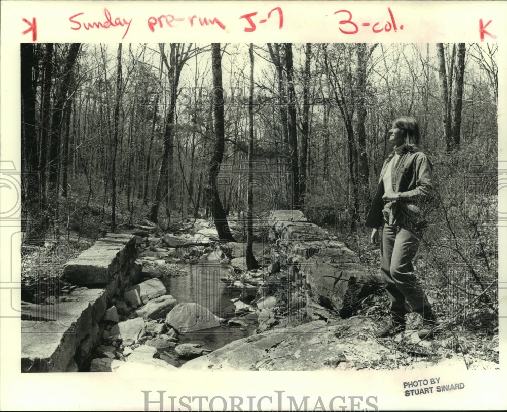 1990 Press Photo Susan F. Weber, Ecologist, at Fagan Springs, Alabama- Historic Images