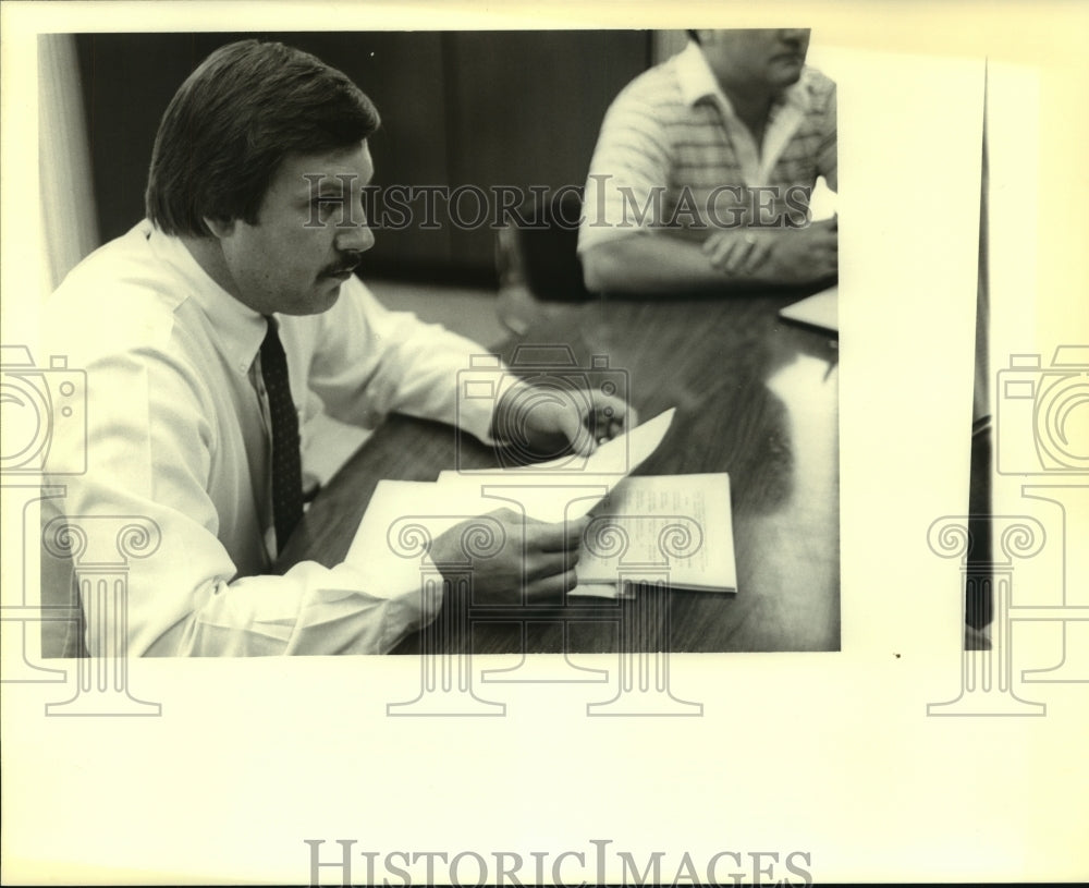 Press Photo Glenn Wallace with paperwork- Historic Images