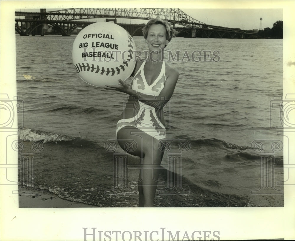 1979 Press Photo Lynay Willingham with Giant &quot;Official Big League Baseball&quot; Ball- Historic Images