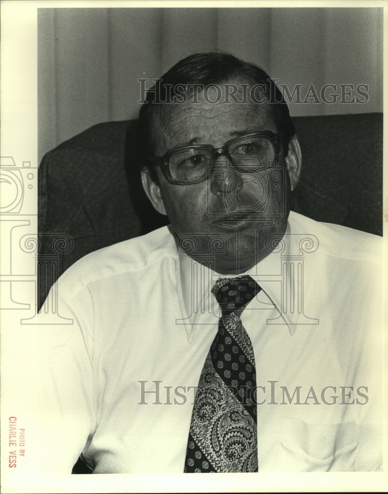 Press Photo Man in Glasses, White Shirt, and Paisley Tie - ahta04232