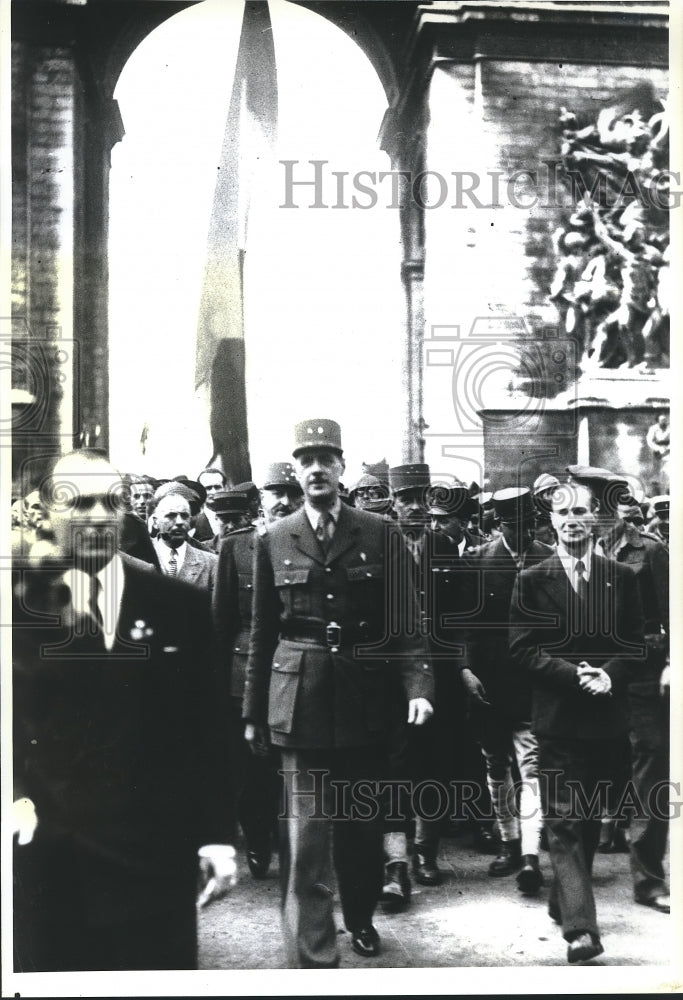 1944 Press Photo General Charles de Gaulle on Champs Elysees During Liberation