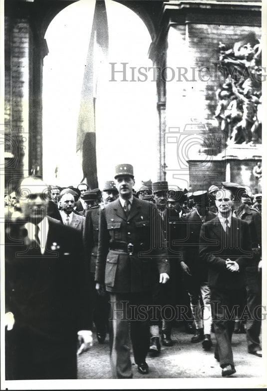 1944 Press Photo General Charles de Gaulle on Champs Elysees During Liberation