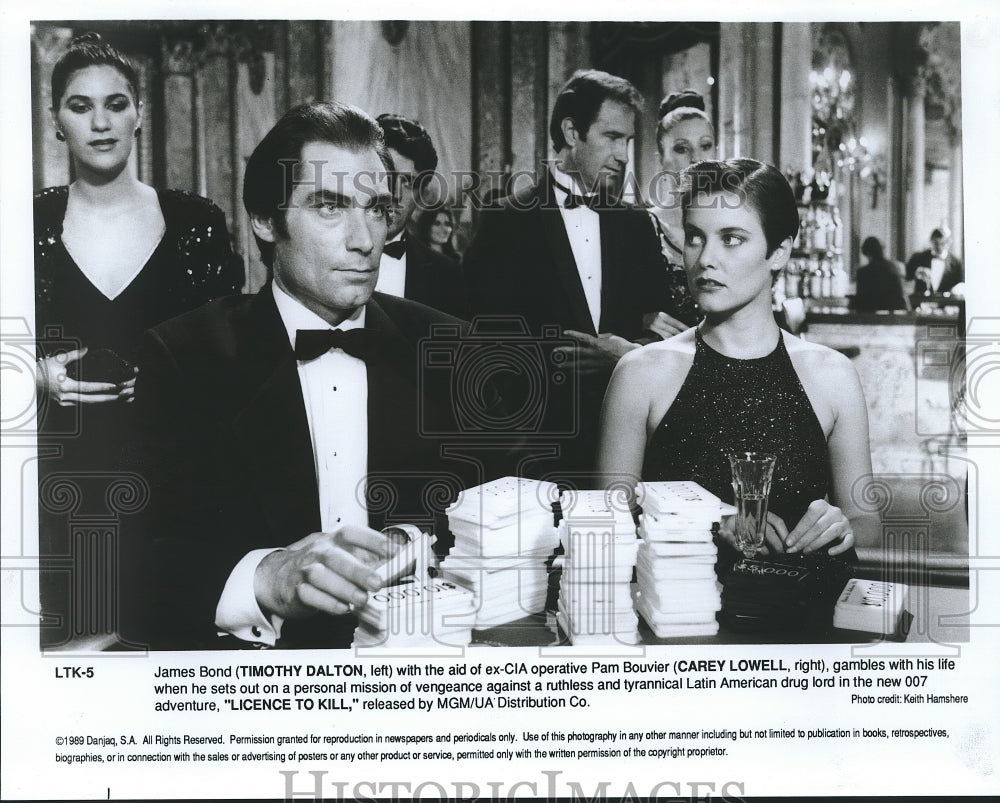 1989 Press Photo Timothy Dalton With Carey Lowell In Scene Of &quot;Licence To Kill&quot;- Historic Images