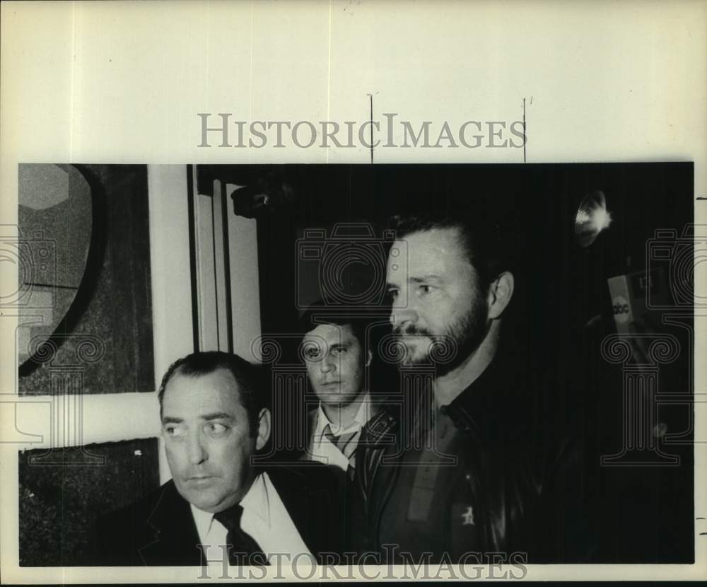 Press Photo Coda Lloyd Vice ushered through doors handcuffed- Historic Images