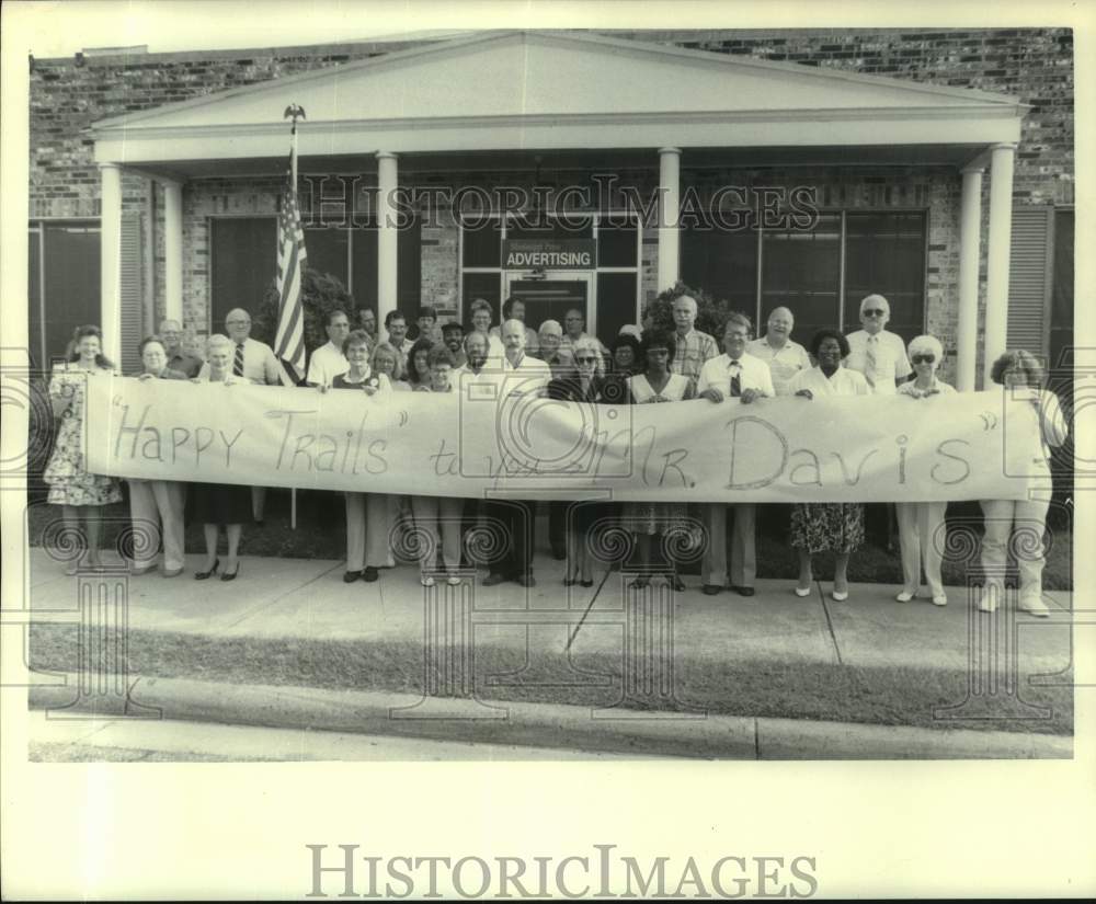 1990 Press Photo Mississippi Press Advertising workers holding a farewell sign- Historic Images