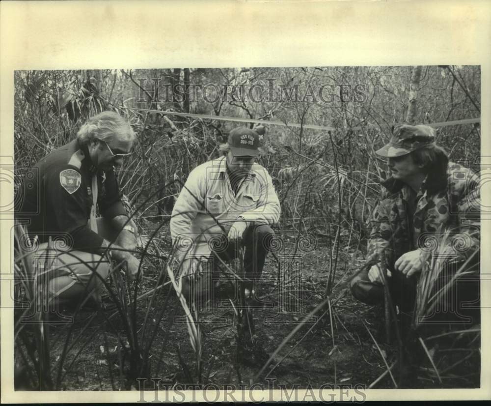 Press Photo Men investigate crime scene of Karon Ann Pierce trial- Historic Images