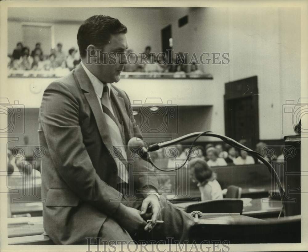 Press Photo Ted Biddy speaks during Carolee Biddy trial - Historic Images