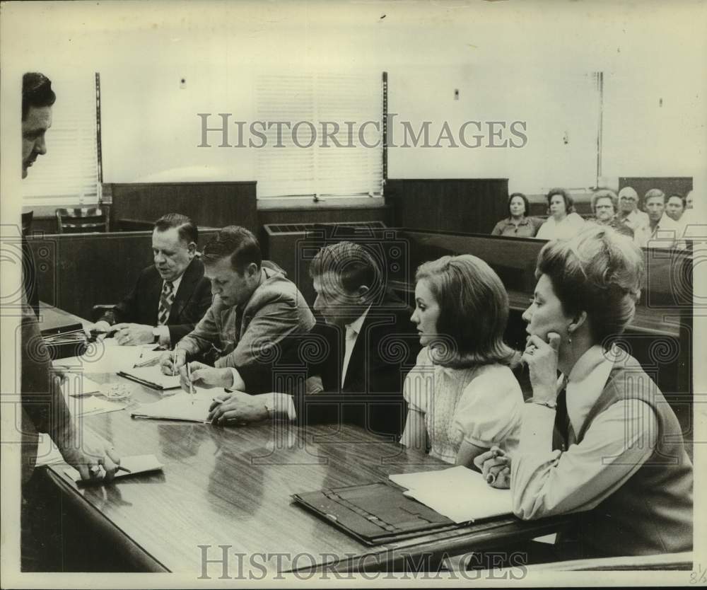 Press Photo Lawyers look over papers at Carolee Biddy Trial, Mississippi- Historic Images