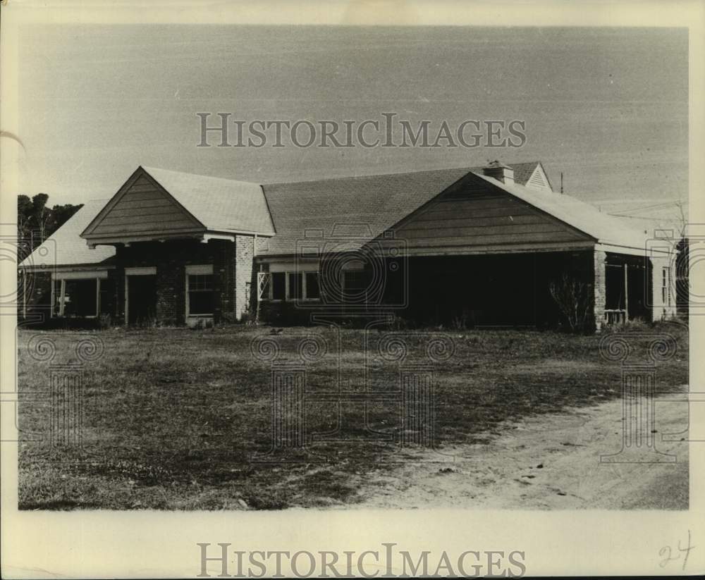 1969 Press Photo Damaged Donald Cumbest home after Hurricane Camille - ampa00286