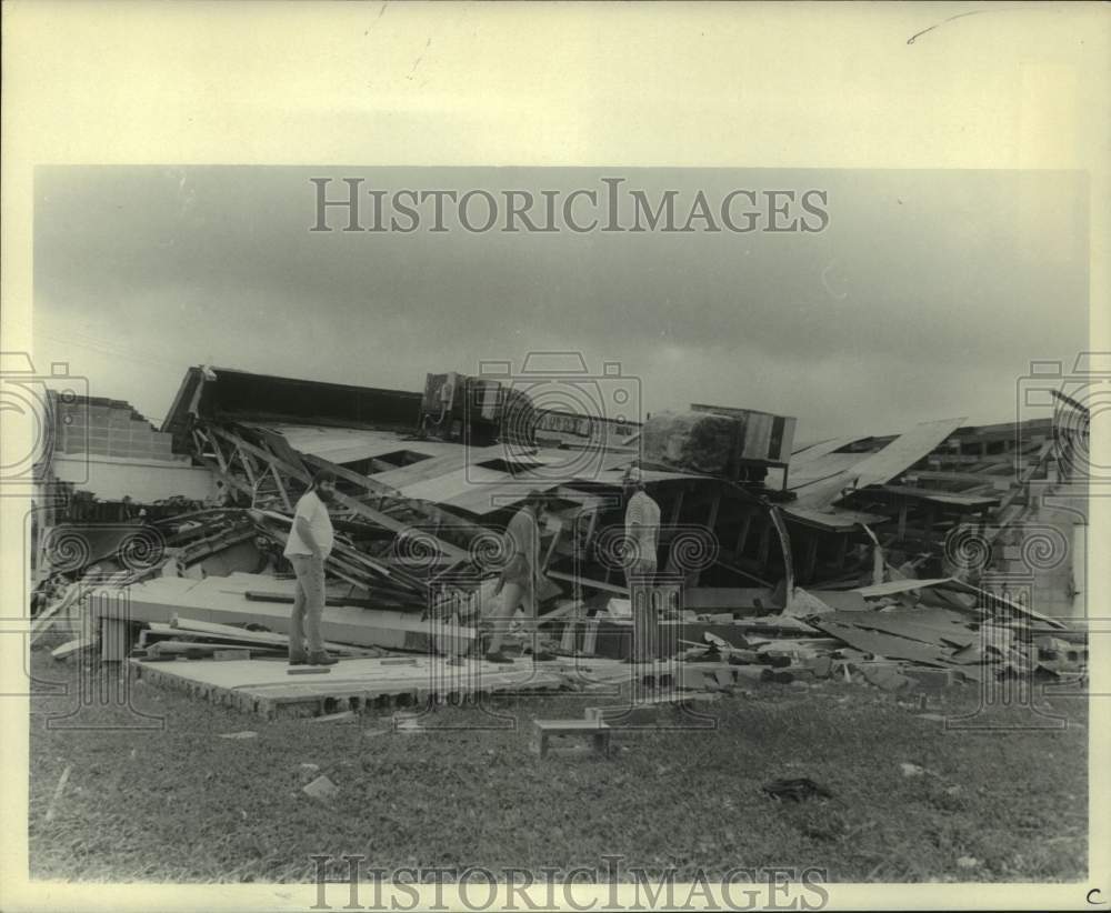 1985 Press Photo Hurricane Elena damage at City Shoe Shop in Pascagoula- Historic Images