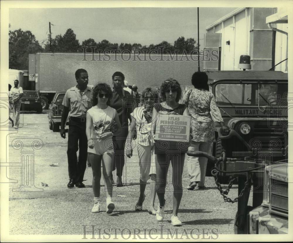 1985 Press Photo Homeless pickup supplies after Hurricane Elena- Historic Images