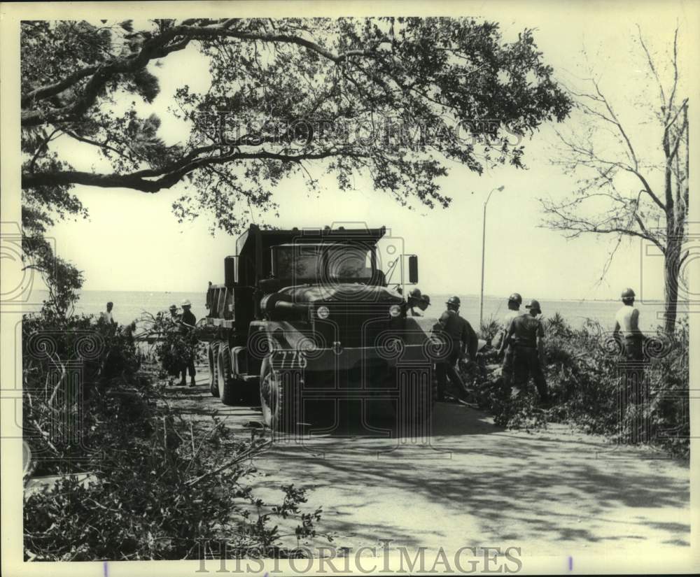 1985 Press Photo Men working on clean-up after Hurricane Elena- Historic Images