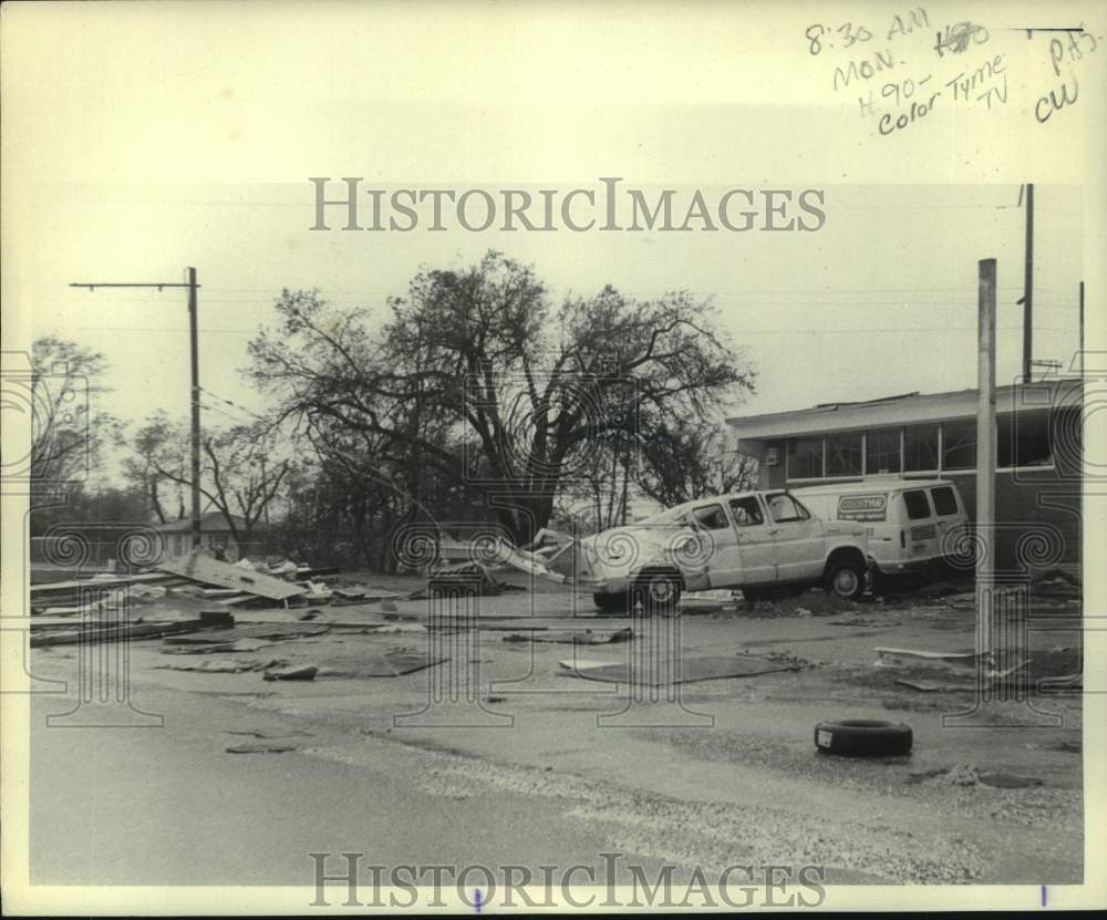 1985 Press Photo Debris &amp; Vans after Hurricane Elena- Historic Images