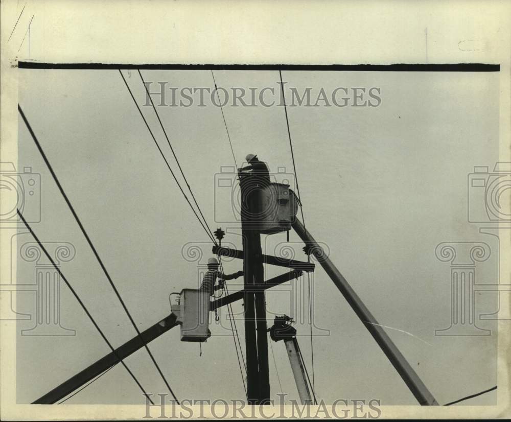 1979 Press Photo Men at work restoring power after Hurricane Frederic- Historic Images