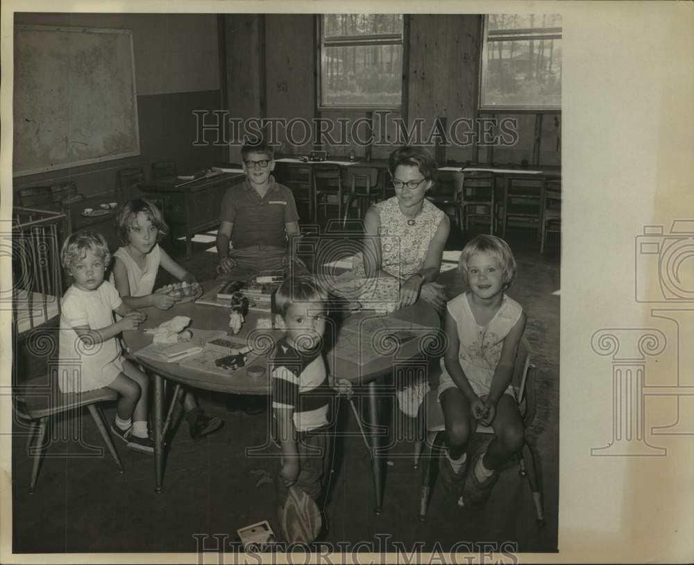 1969 Press Photo Children inside Classroom with Teacher at Table - ampa00484- Historic Images