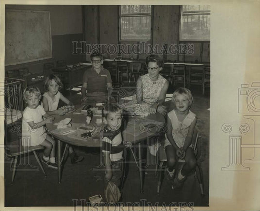 1969 Press Photo Children inside Classroom with Teacher at Table - ampa00484- Historic Images