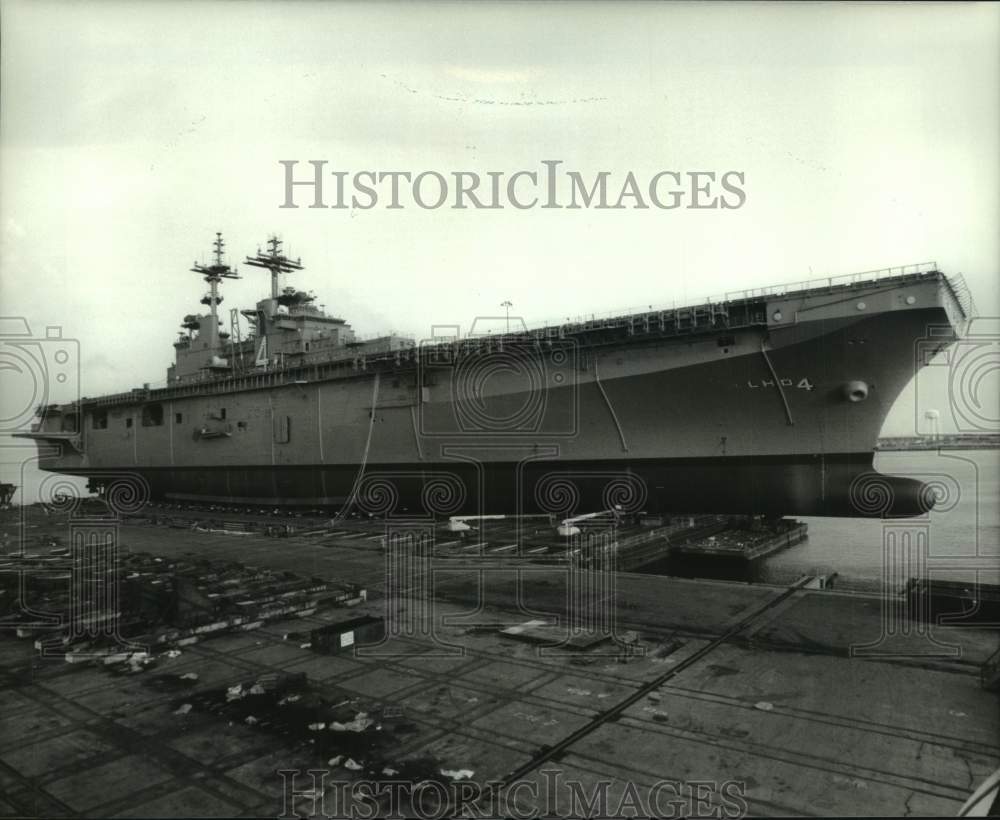 1993 Press Photo USS Boxer moved to floating dry dock in Pascagoula, Mississippi- Historic Images