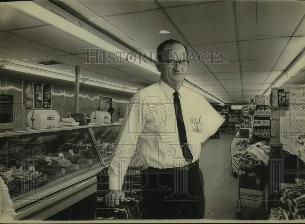 1979 Press Photo Wayne Lee inside a grocery store after Hurricane Frederic- Historic Images