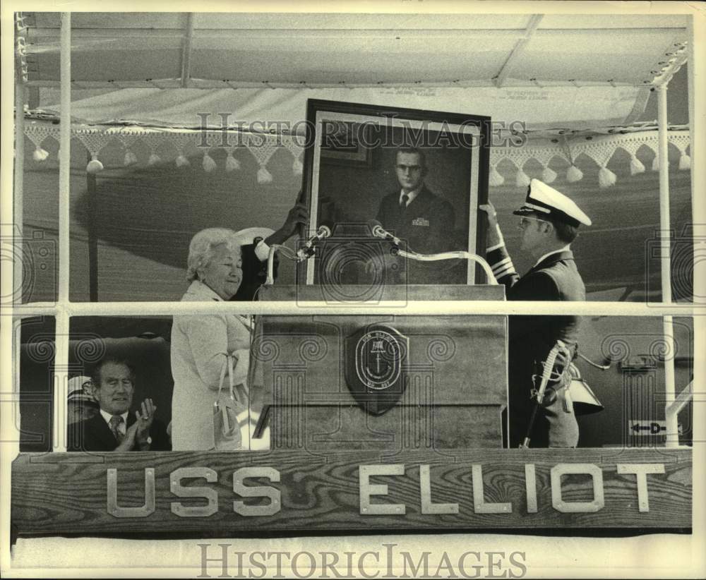 Press Photo Mrs Elliot presents portrait of son to Donald L Gurke in Pascagoula