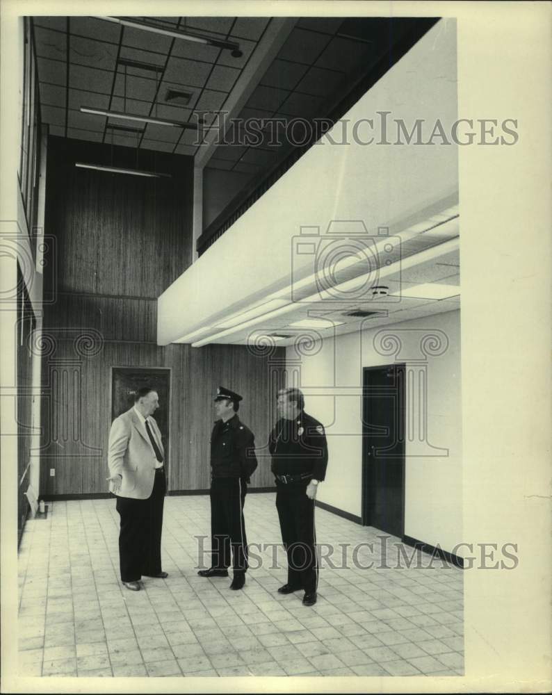 1981 Press Photo Man speaking with police at new Ben L. Briggs Building- Historic Images