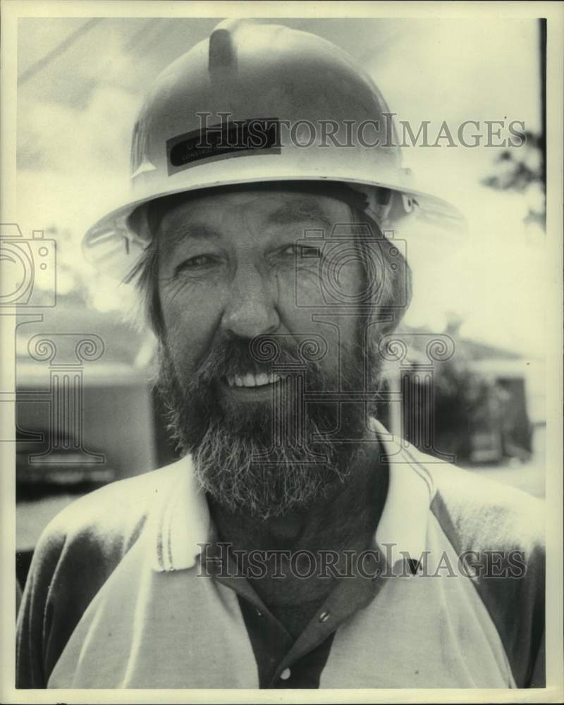 1985 Press Photo Utilities Employee in hard hat after Hurricane Elena- Historic Images