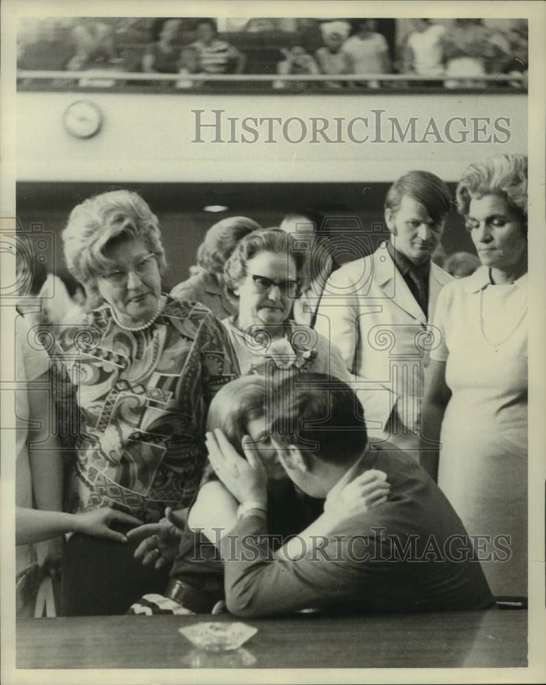 Press Photo Carolee Biddy comforted by man in suit after conviction at Trial, MS- Historic Images