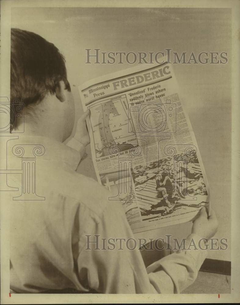 1979 Press Photo Man reads about Hurricane Frederic in Mississippi Press paper- Historic Images