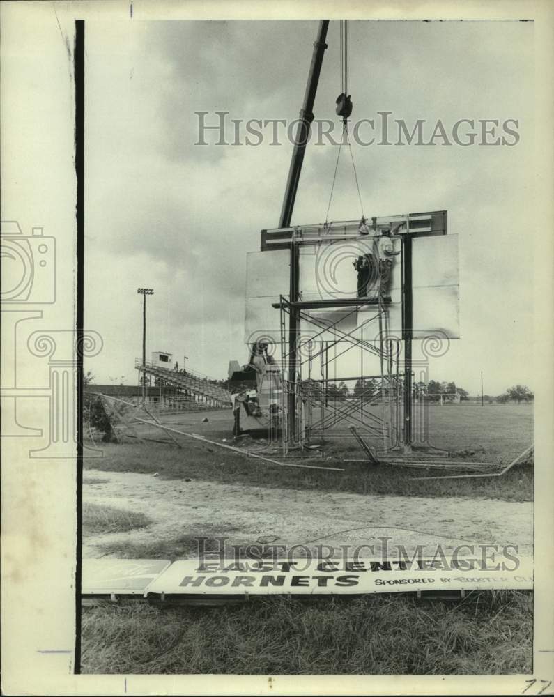 1979 Press Photo Hornets School score board being fixed after Hurricane Frederic- Historic Images