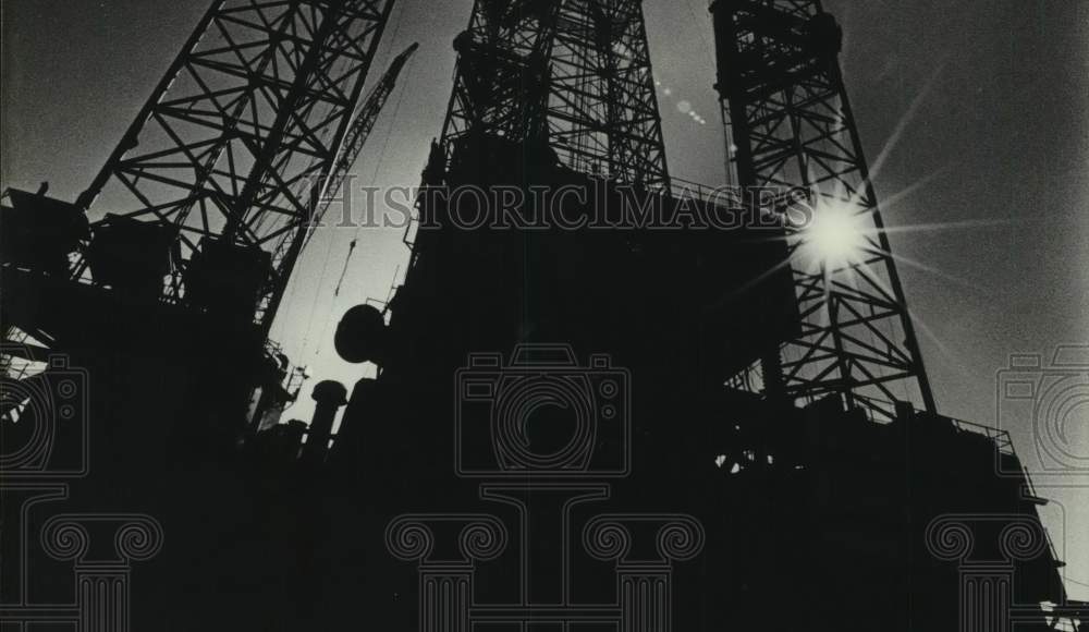 Press Photo Sun shines through oil rig constructed at Ingalls Shipbuilding- Historic Images