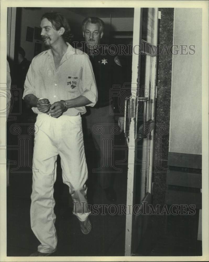 Load image into Gallery viewer, Press Photo Criminal escorted by police in Karon Ann Pierce Trial - ampa01297
