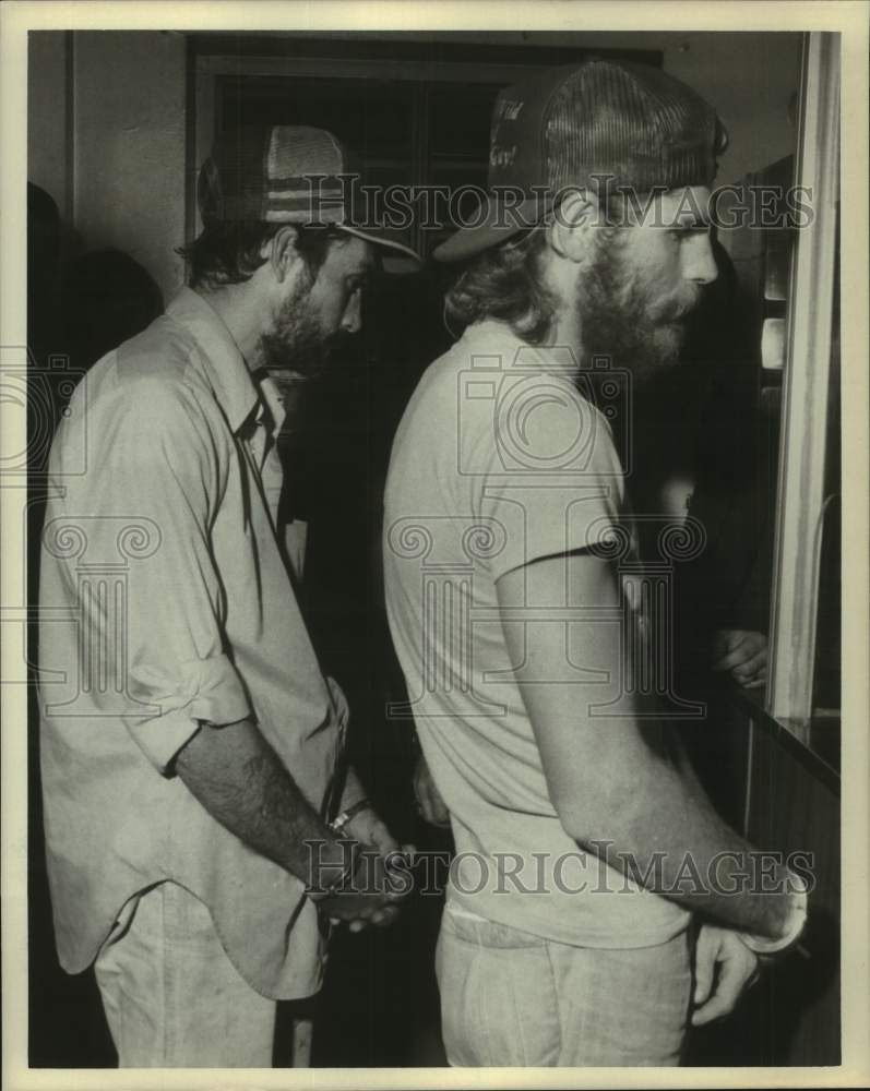 Press Photo Handcuffed criminals in Karon Ann Pierce Trial- Historic Images