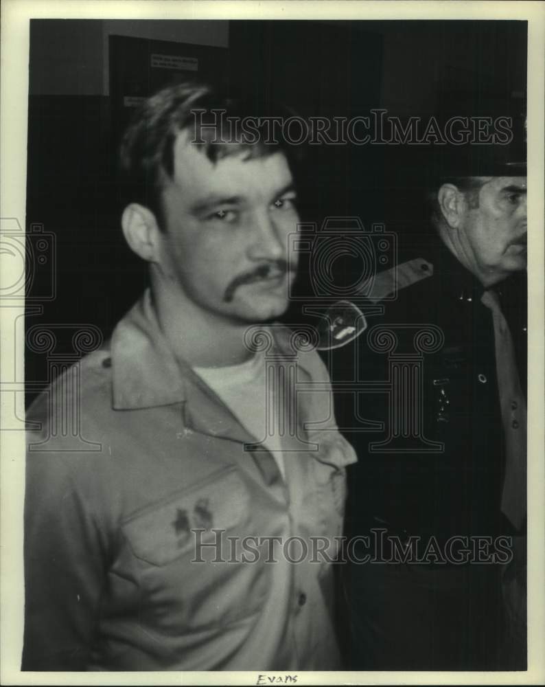 Press Photo Criminal Evans from Karon Ann Pierce trial with police escort- Historic Images